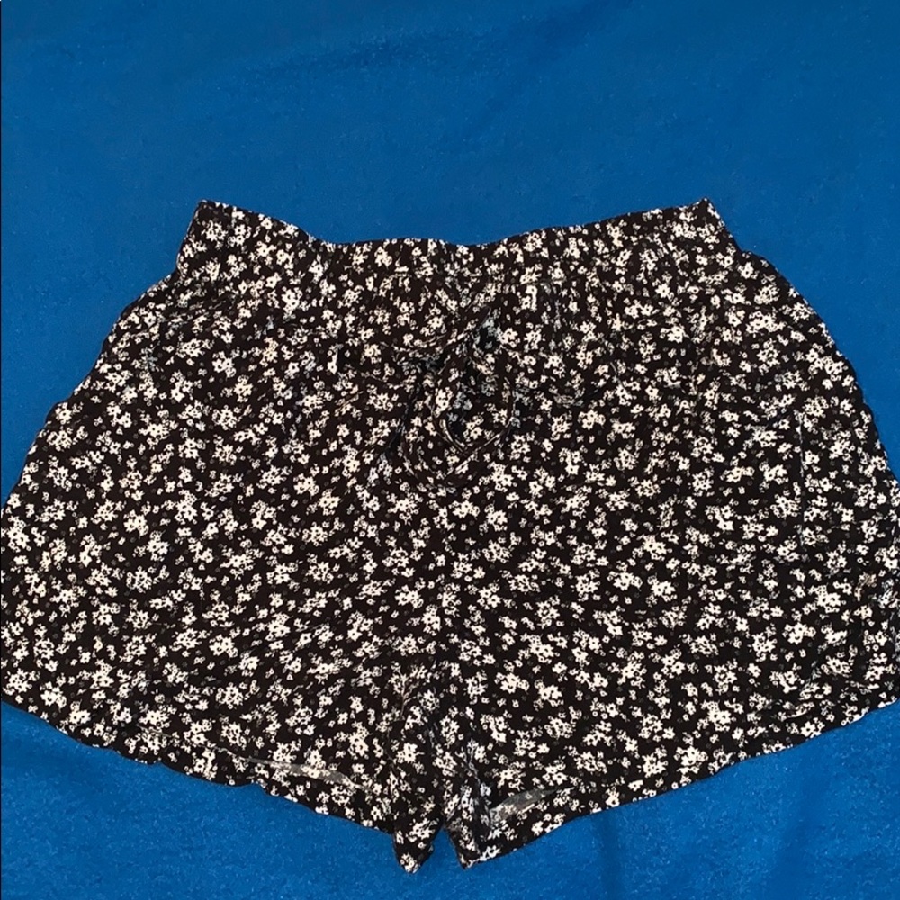 Black Floral Shorts - POCKETS😊